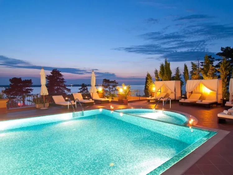 Luxury Hotels in Sri Lanka With Stunning Views 6 a swimming pool in one of the luxury hotels in sri lanka