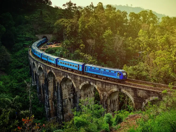 ella sri lanka train crossing 9 arch bridge
