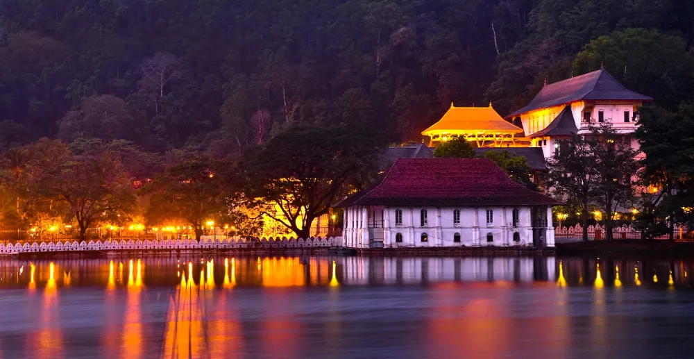 Temple-of-the-Sacred-Tooth-Relic-buddhist-temple-in-the-city-of-Kandy-Sri-Lanka-Kandy