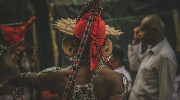 kandyan dancers in sagama perahara