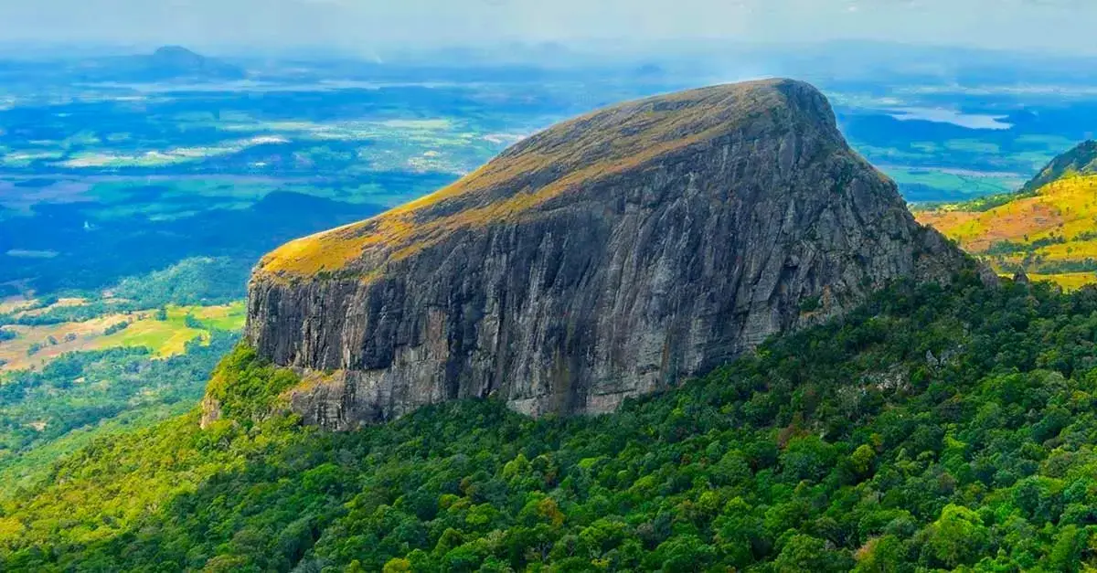 yahangala-bed-rock-mountain-sri-lanka-