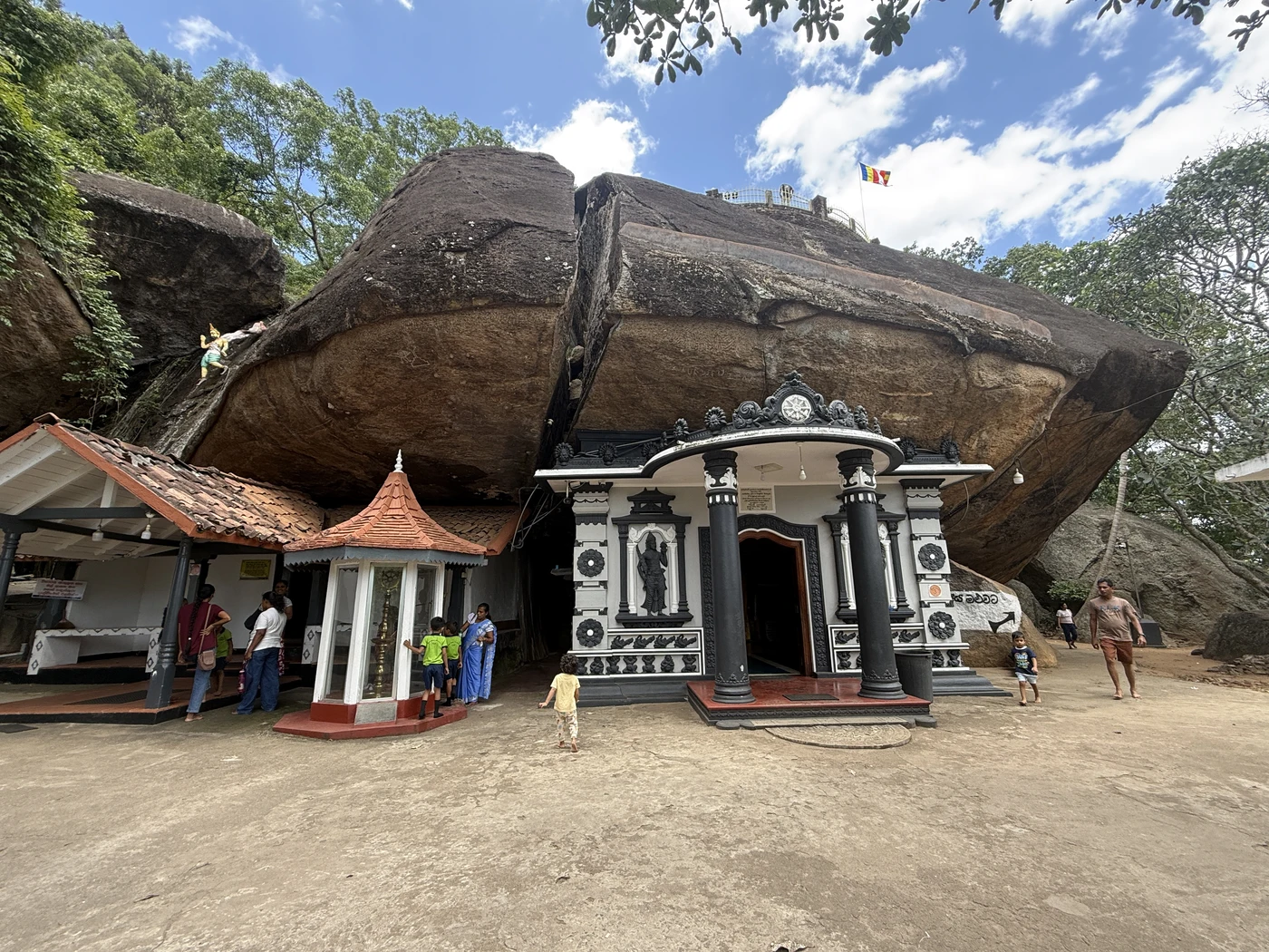 Sri Sankapala Rajamaha Viharaya – An Ancient Cave Temple Near Udawalawe
