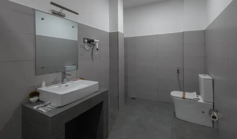 Grey tiled bathroom at 360 View Point by Queens Mount