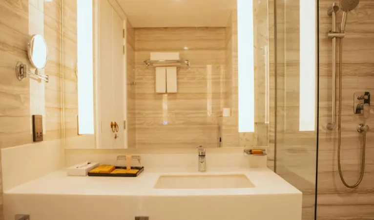 Beige marble bathroom at Kandy Myst by Cinnamon
