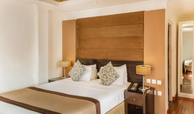 Double room with wooden headboard at Kandy City Hotel by Earl's