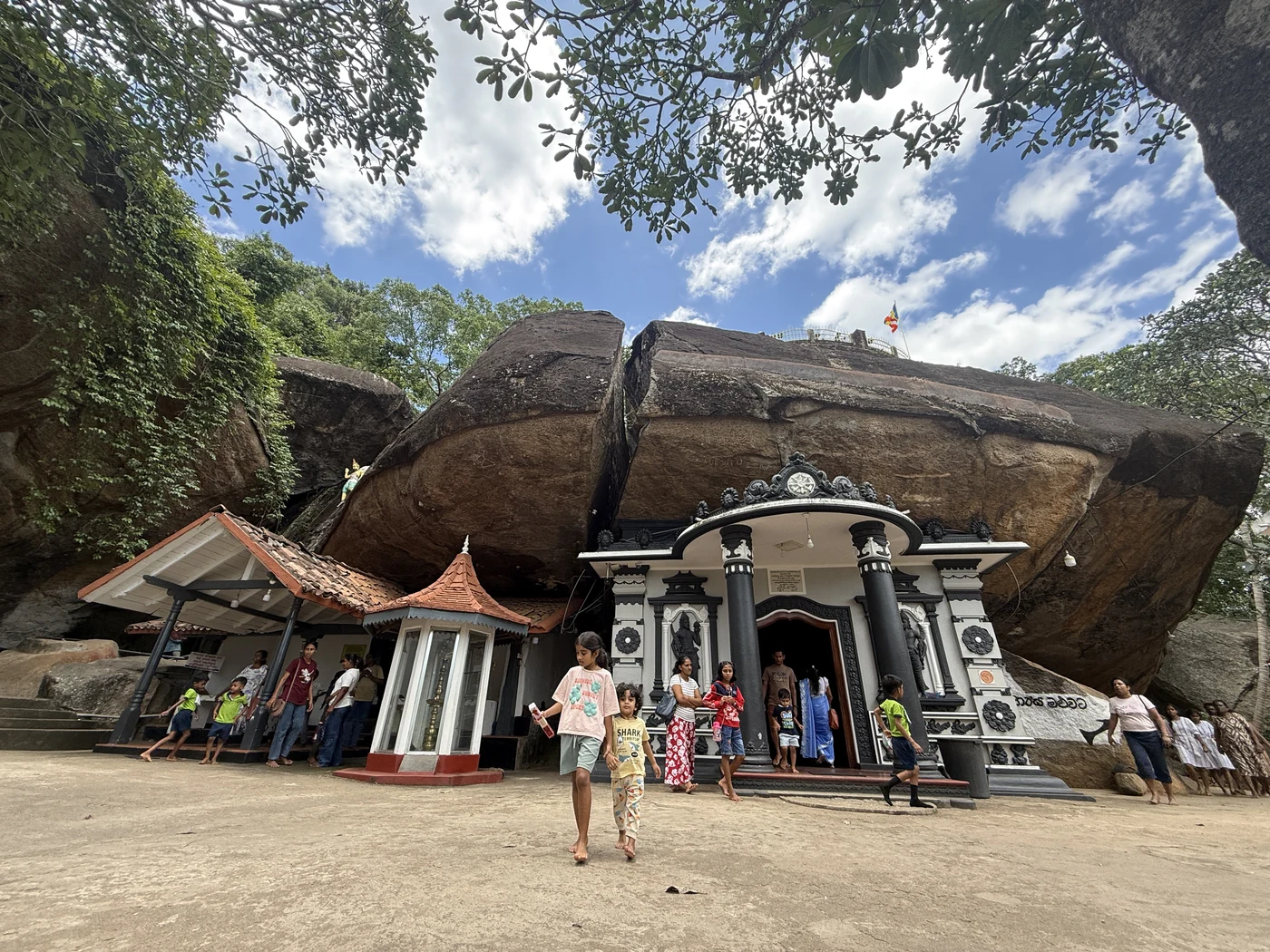 Sankapala temple car park under a bodhi tree.