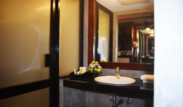 Bathroom vanity with black counter at Thilanka Hotel Kandy