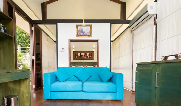 Room with a turquoise sofa at Hotel Yo Kandy